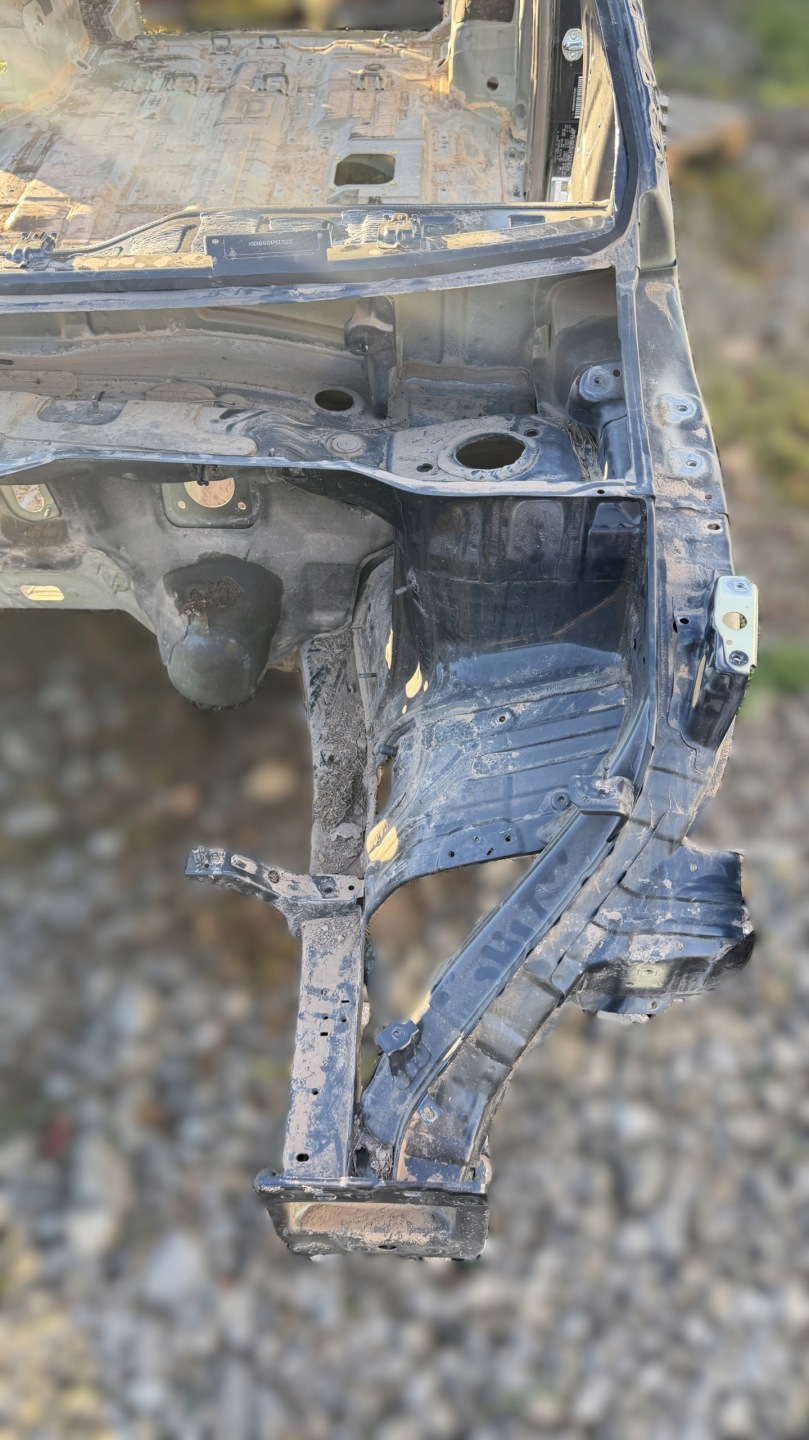 B3 KIA CARNIVAL IV 2020 - quarter left front quarter P2M
