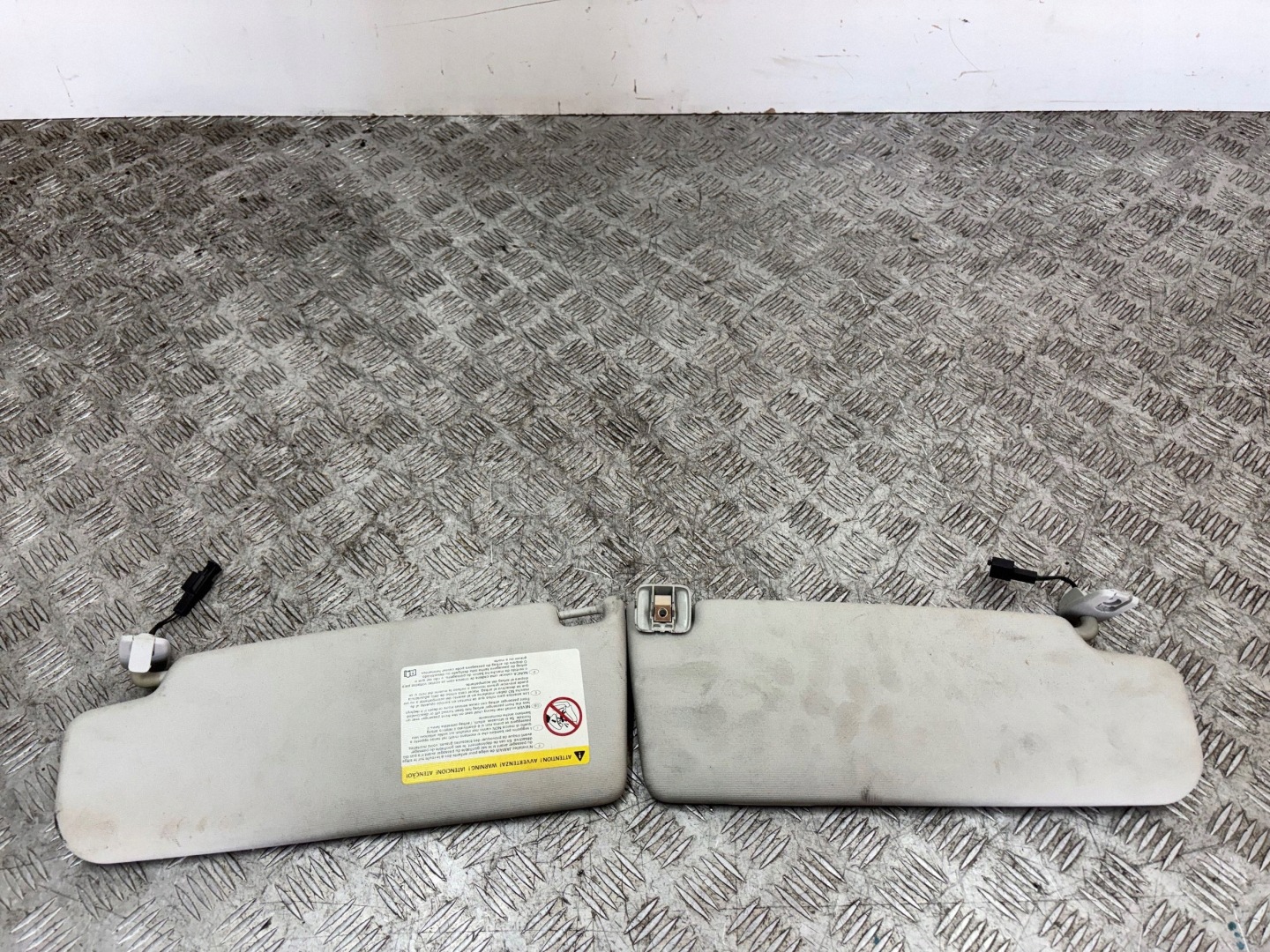 cover PRZECIWSLONECZNA visor left right VW PASSAT B7 1K0857552