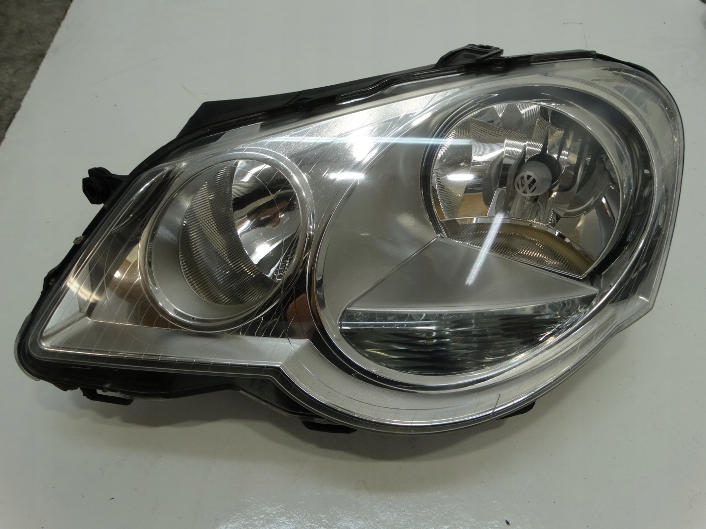 REFLEKTOR light left front VW POLO IV 9N VALEO 6Q1941007AT EUROPA