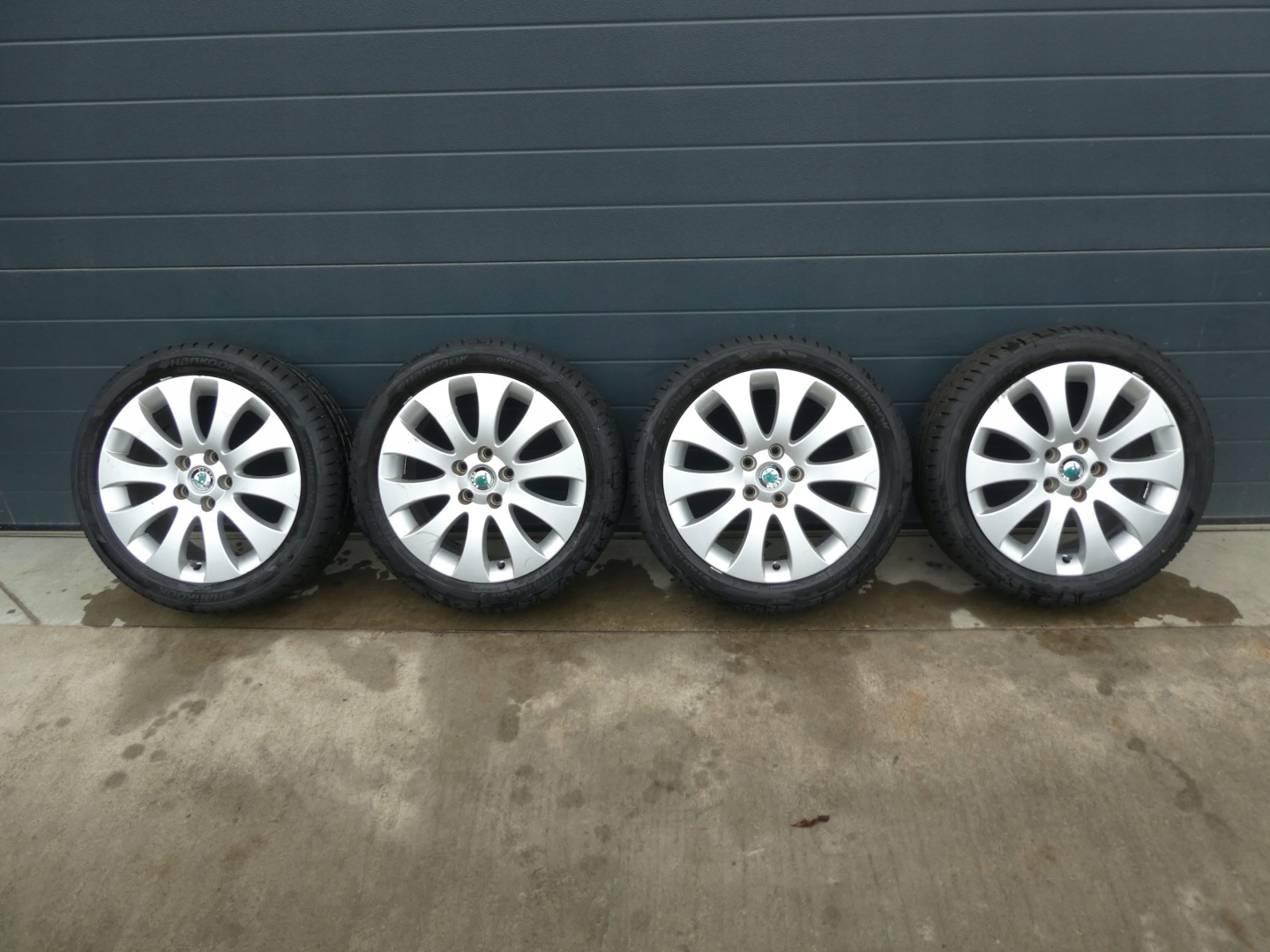 4X wheels discs tyres VW 3T0601025B SKODA 2020R