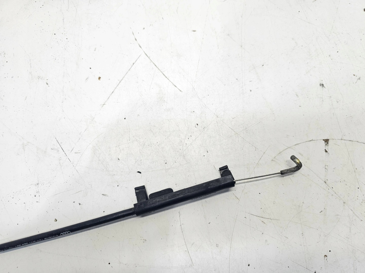 Câble pour l’ouverture du capot AUDI Q5 8R 8R1823535