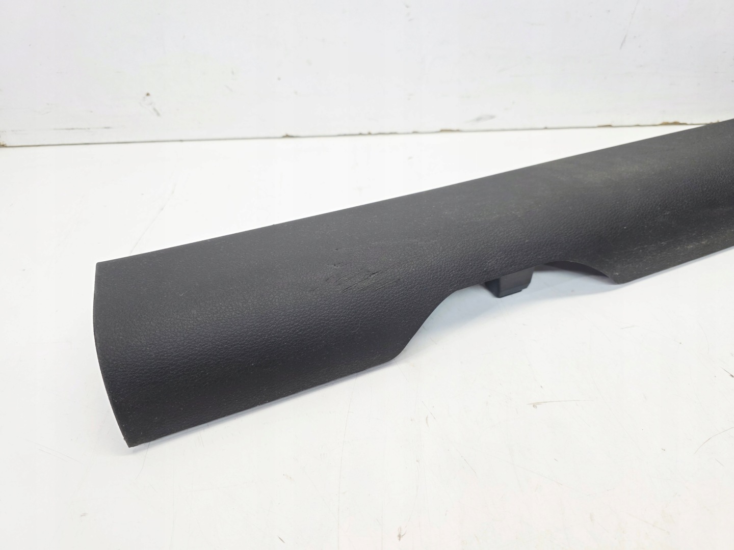 cover cap of the threshold left AUDI Q5 FY 80B867271B