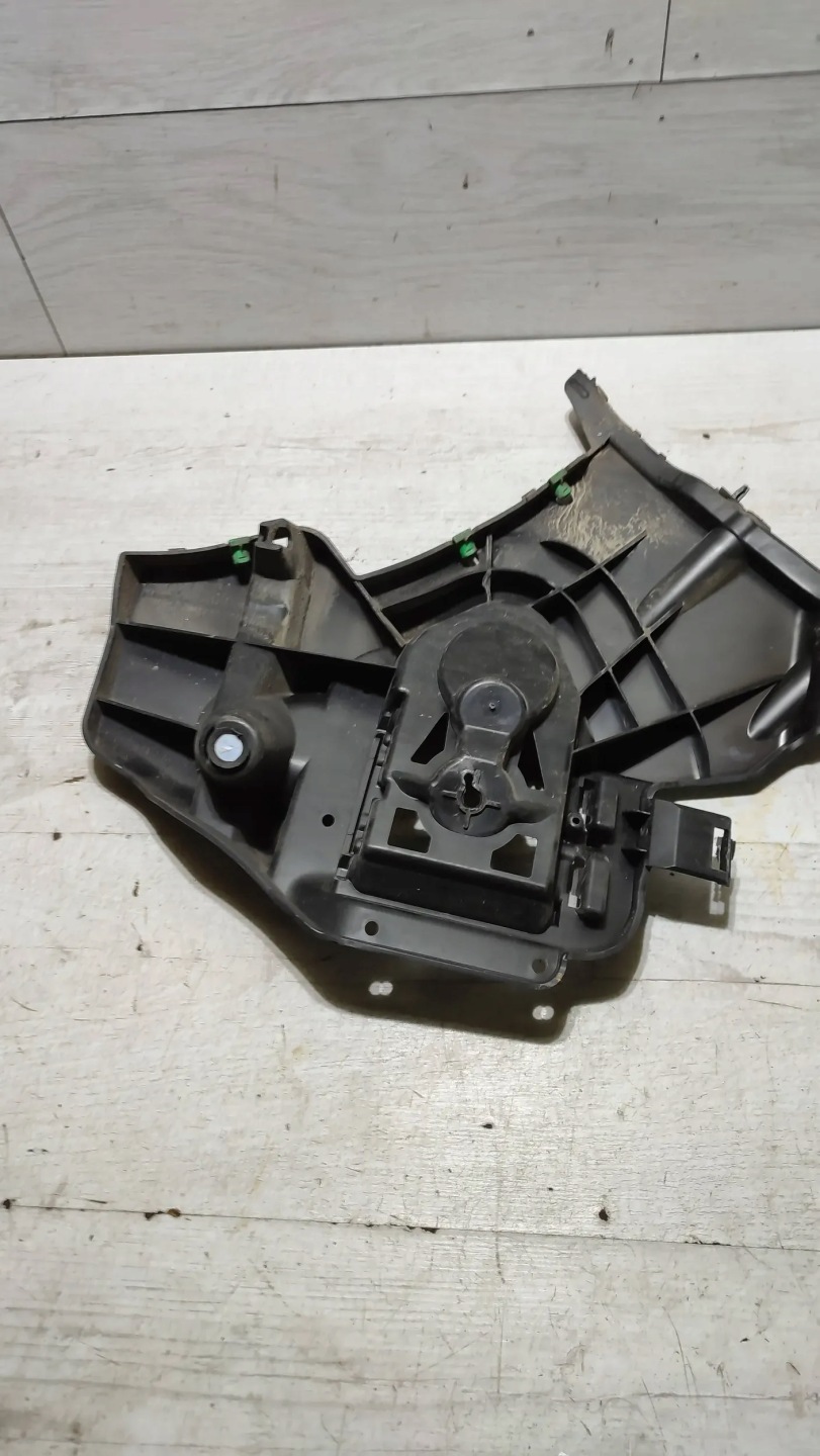 Volvo V40 II 2018r rear part side right Elementy mocujace bumper bracket