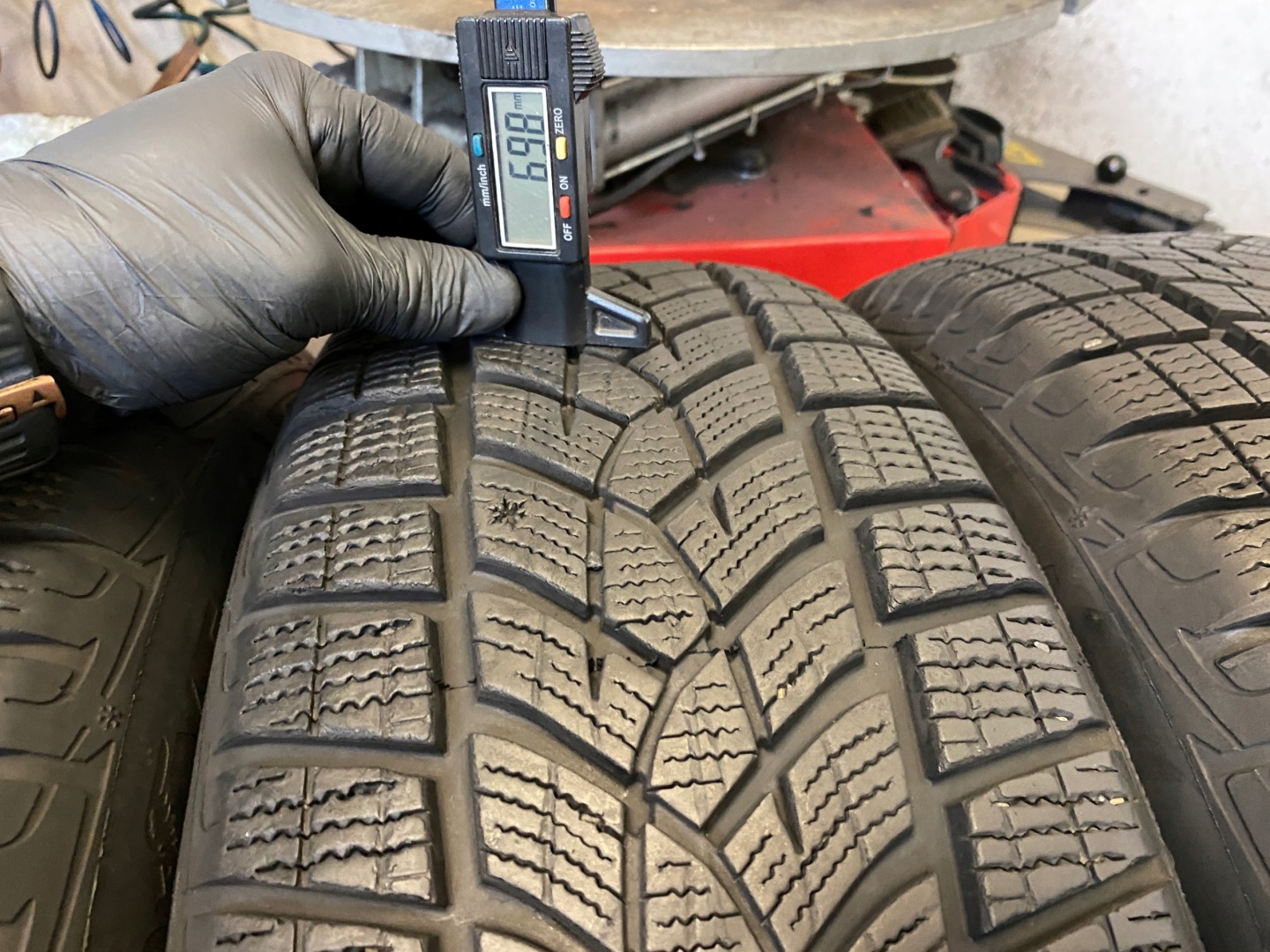 4 tyres winter 215/65R17 Goodyear Performance G1 SUV 8mm