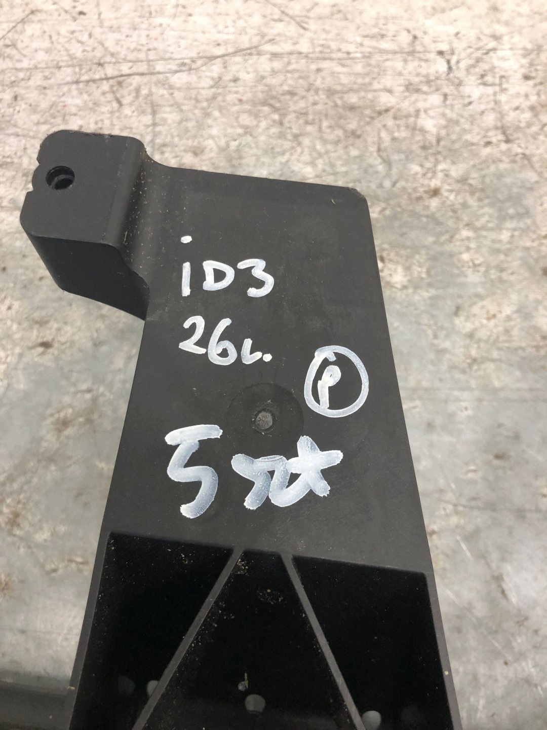 držák stěny předního VW ID.3 10A805563E