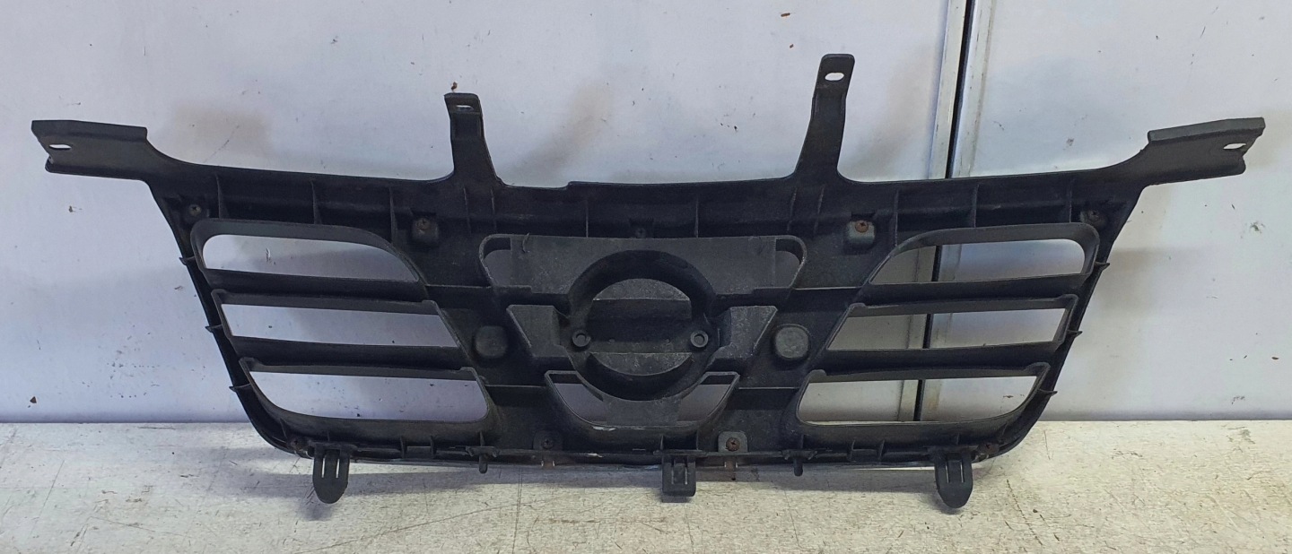 NISSAN X-TRAIL T30 01-03 Grill