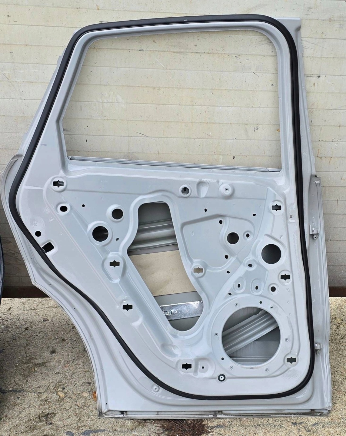Porsche Macan (95B) rear part side left door rear.