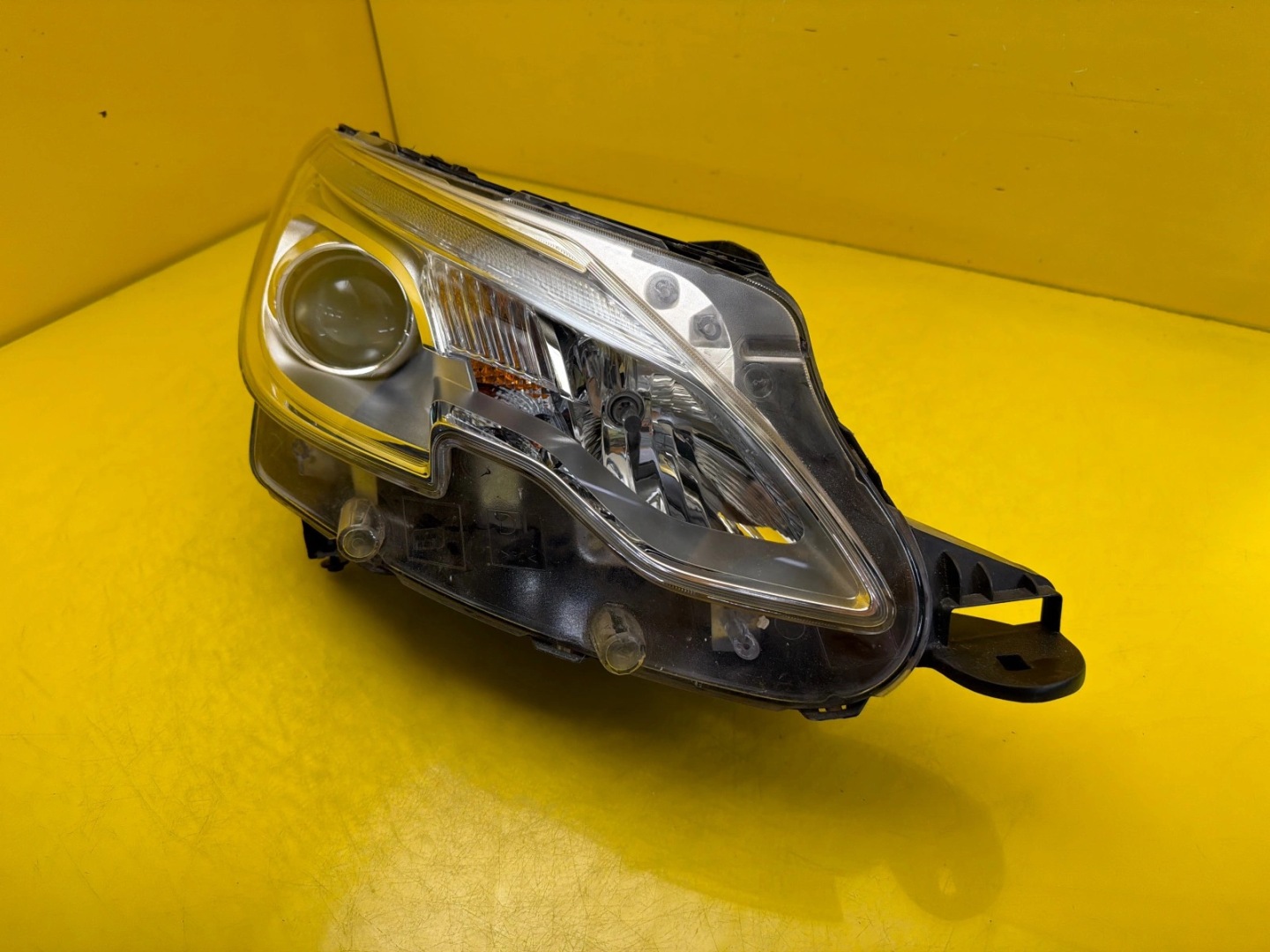 light right front Peugeot 2008 and 2013-2019 H7 9677810280