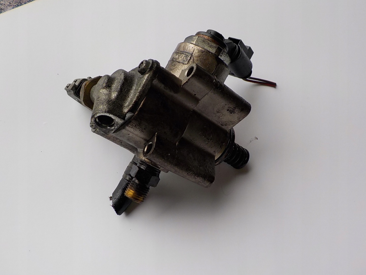 AUDI A4 B7 2.0 FSI feed pump 06F127025H