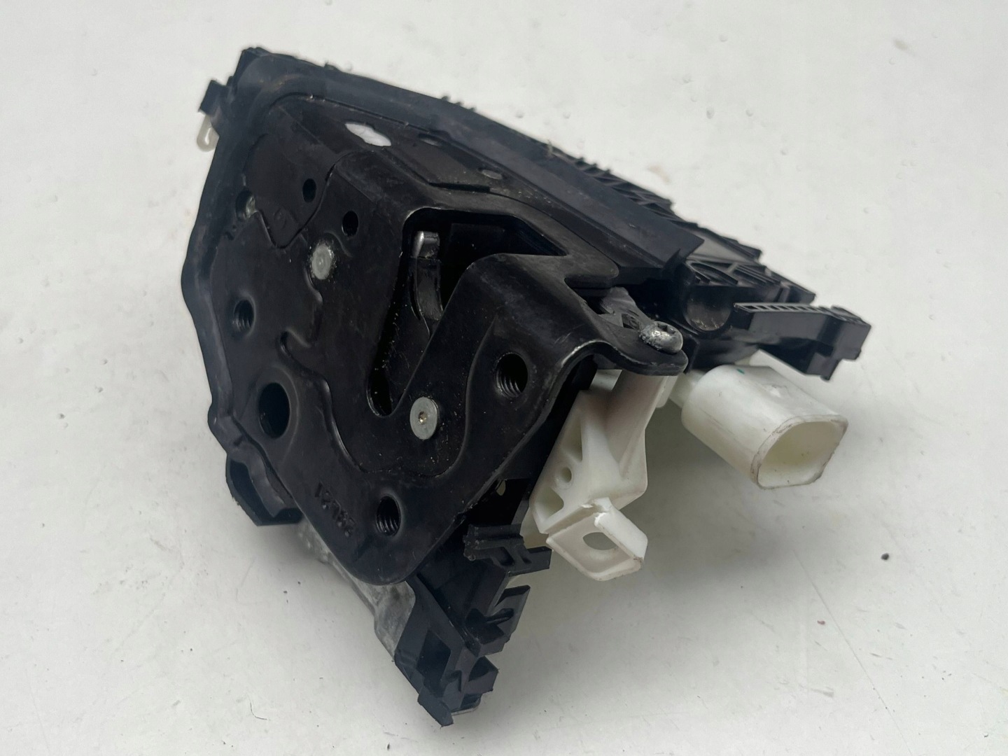 AUDI A6 C7 lock door left rear part 4G0839015M @M