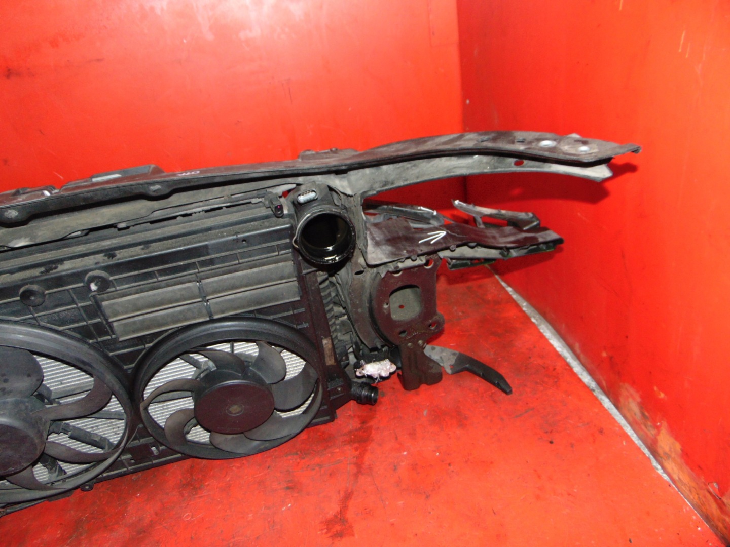 VW EOS 2.0 TDI support panel for radiators radiator fan