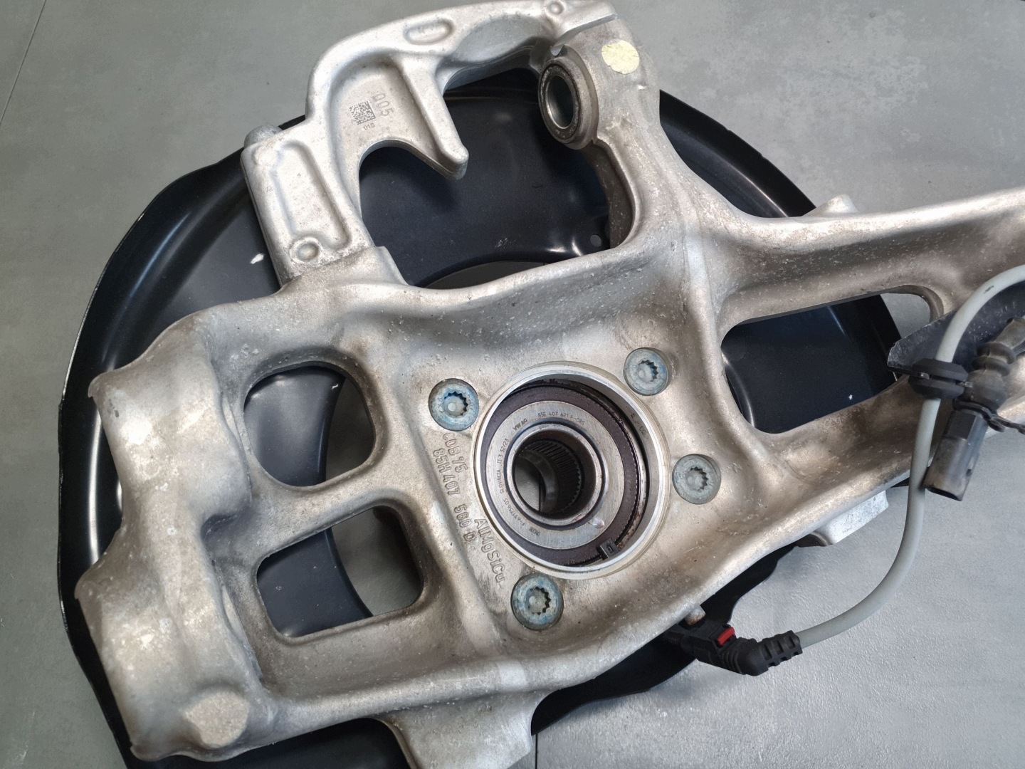 Audi SQ6 e-tron glavčina igle desna prednji dio 85H407560D