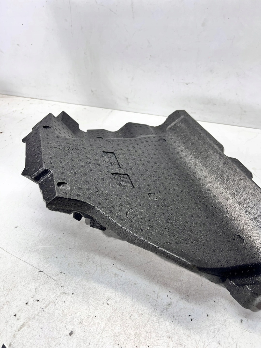 WKLAD polystirene below feet left AUDI Q4 E-TRON 10C863518B