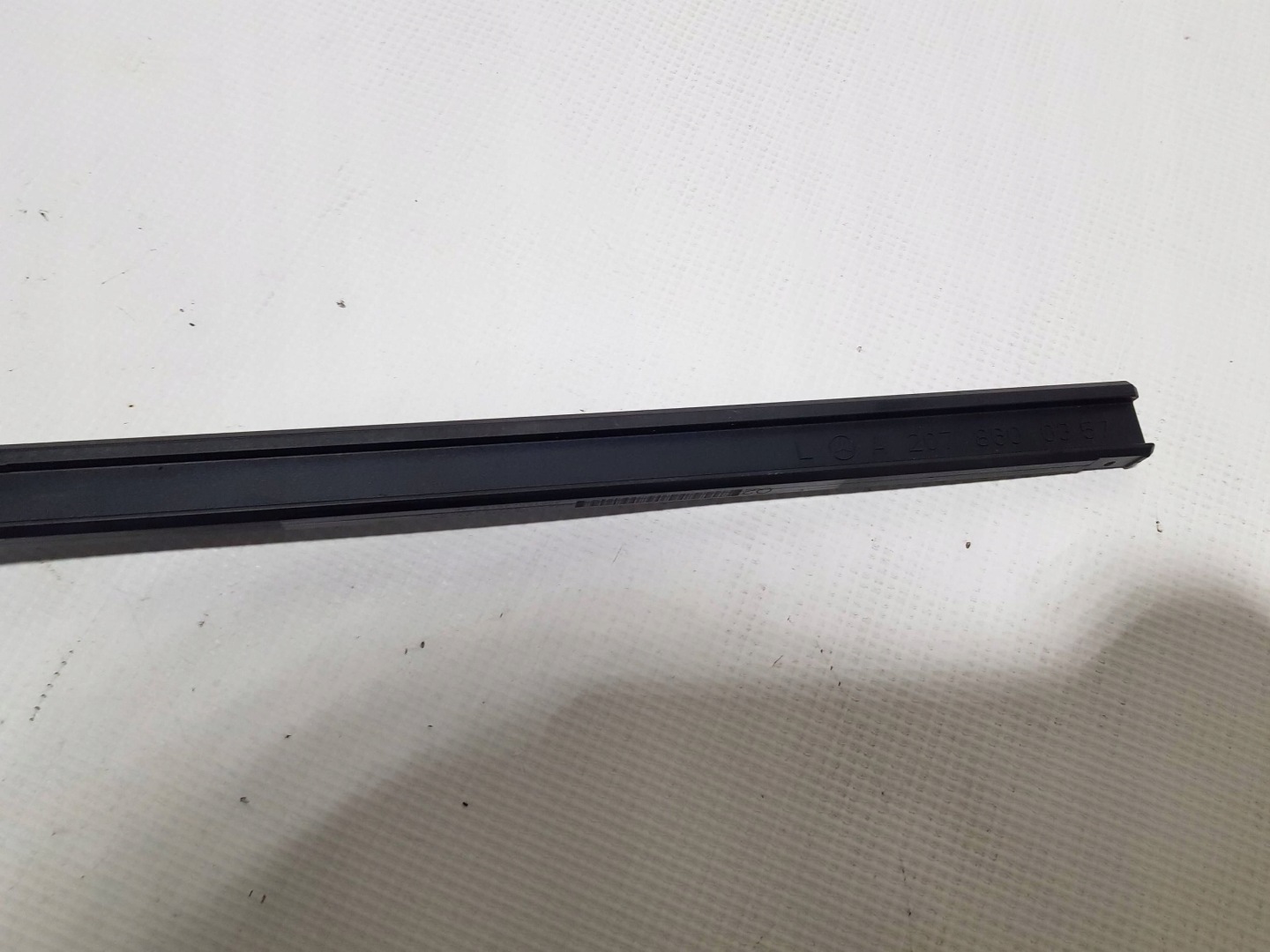MERCEDES E KLASA W207 moulding rail left PODAJNIKA PASOW A2078600357