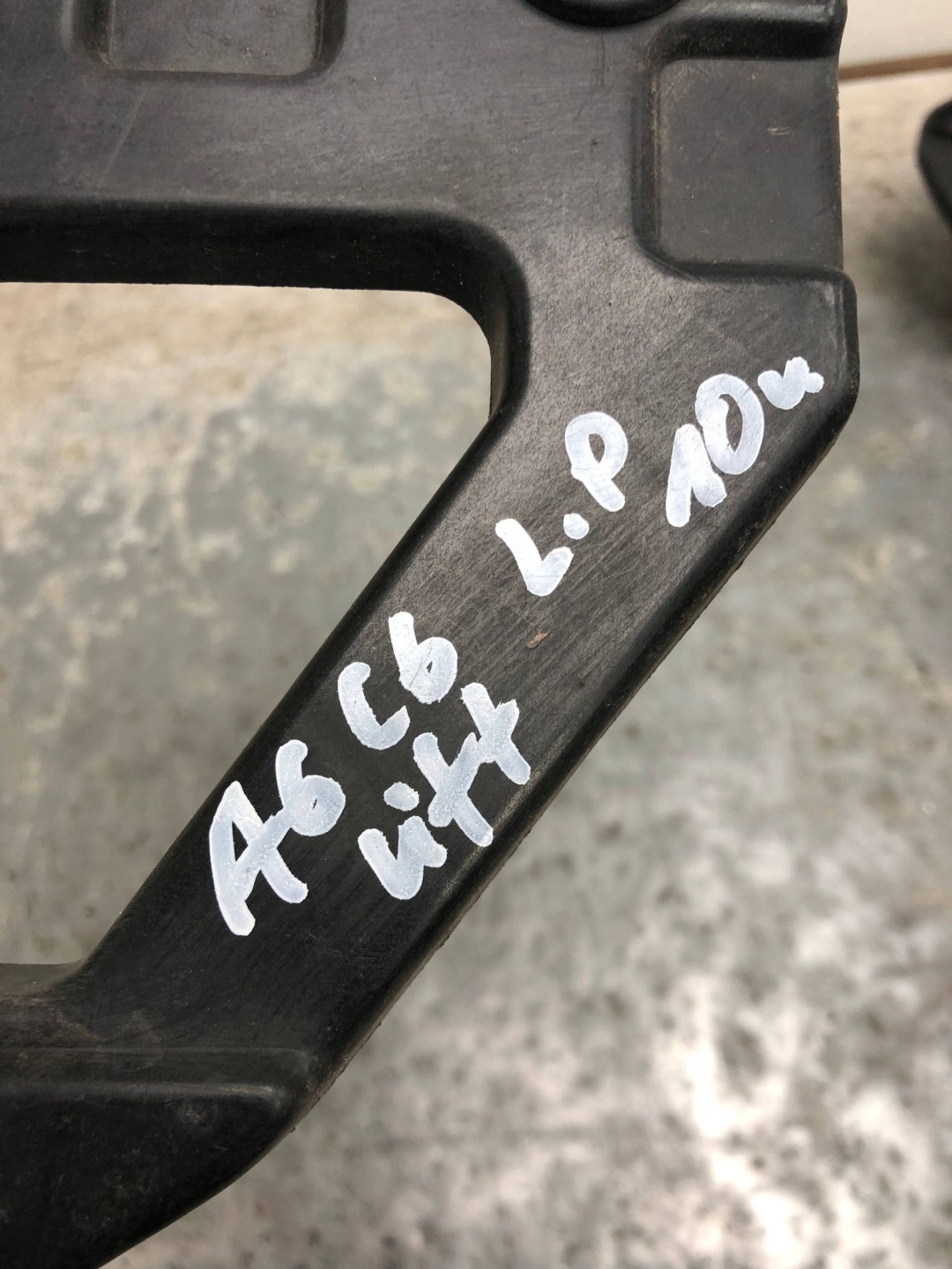 bumper bracket left front AUDI A6 C6 LIFT 4F0807227