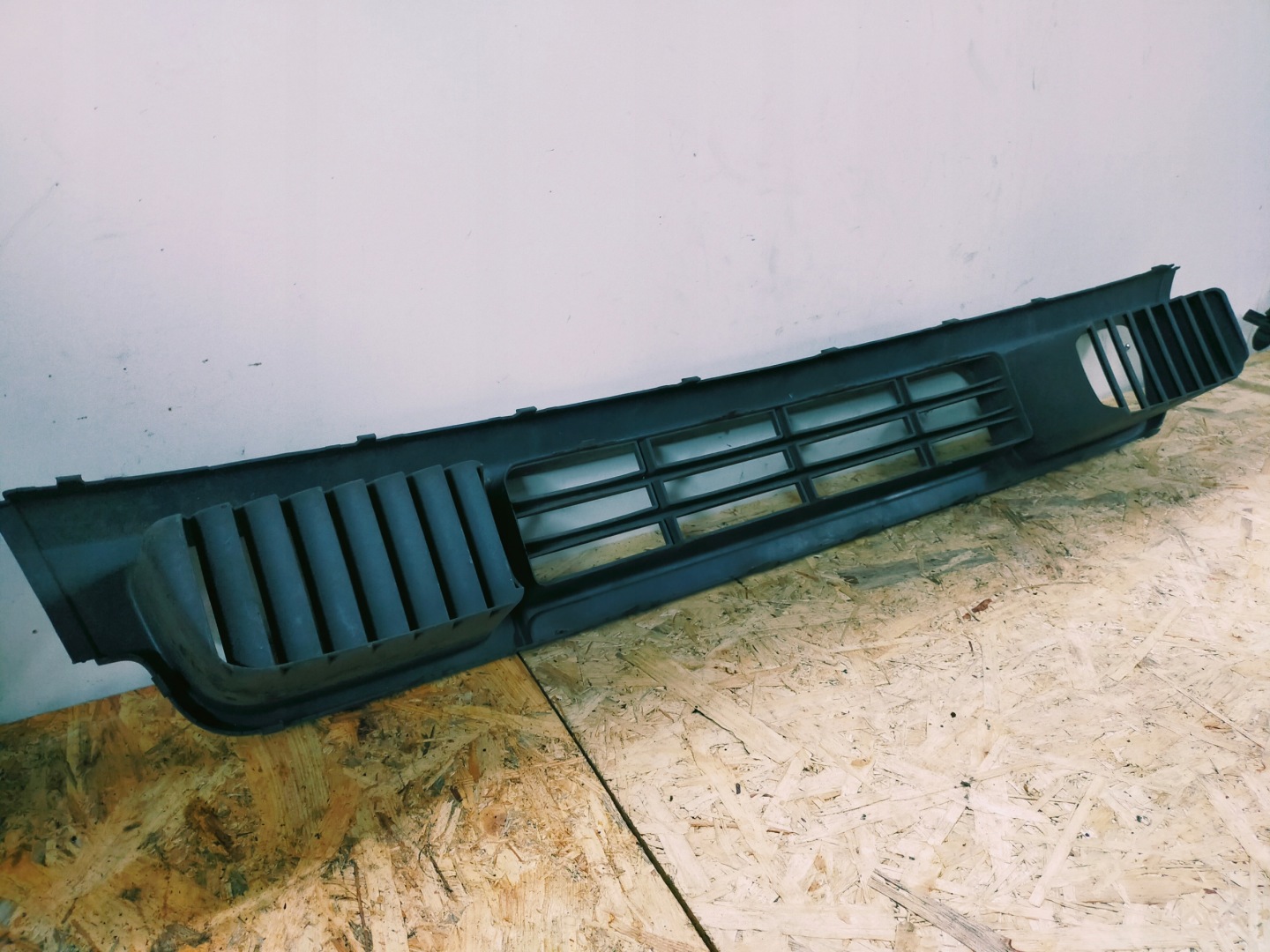 VW T5 grid central of a bumper front 7H0807719