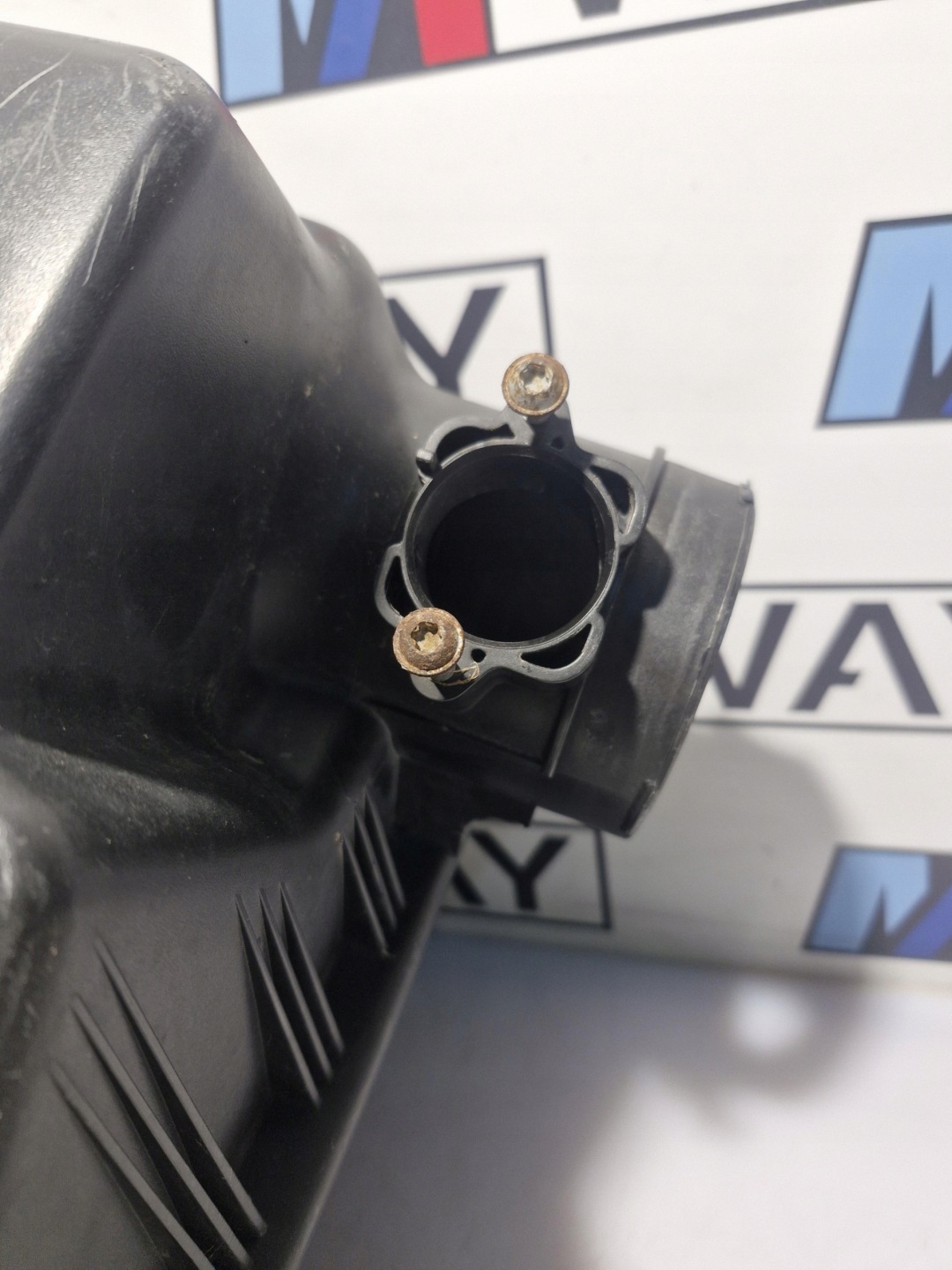 BMW E60 E61 E63 E64 cover of a filter, air 7577778