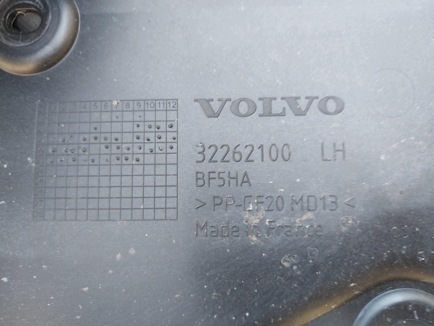 Volvo XC40 Lift Recharge cover chassis left 32262100