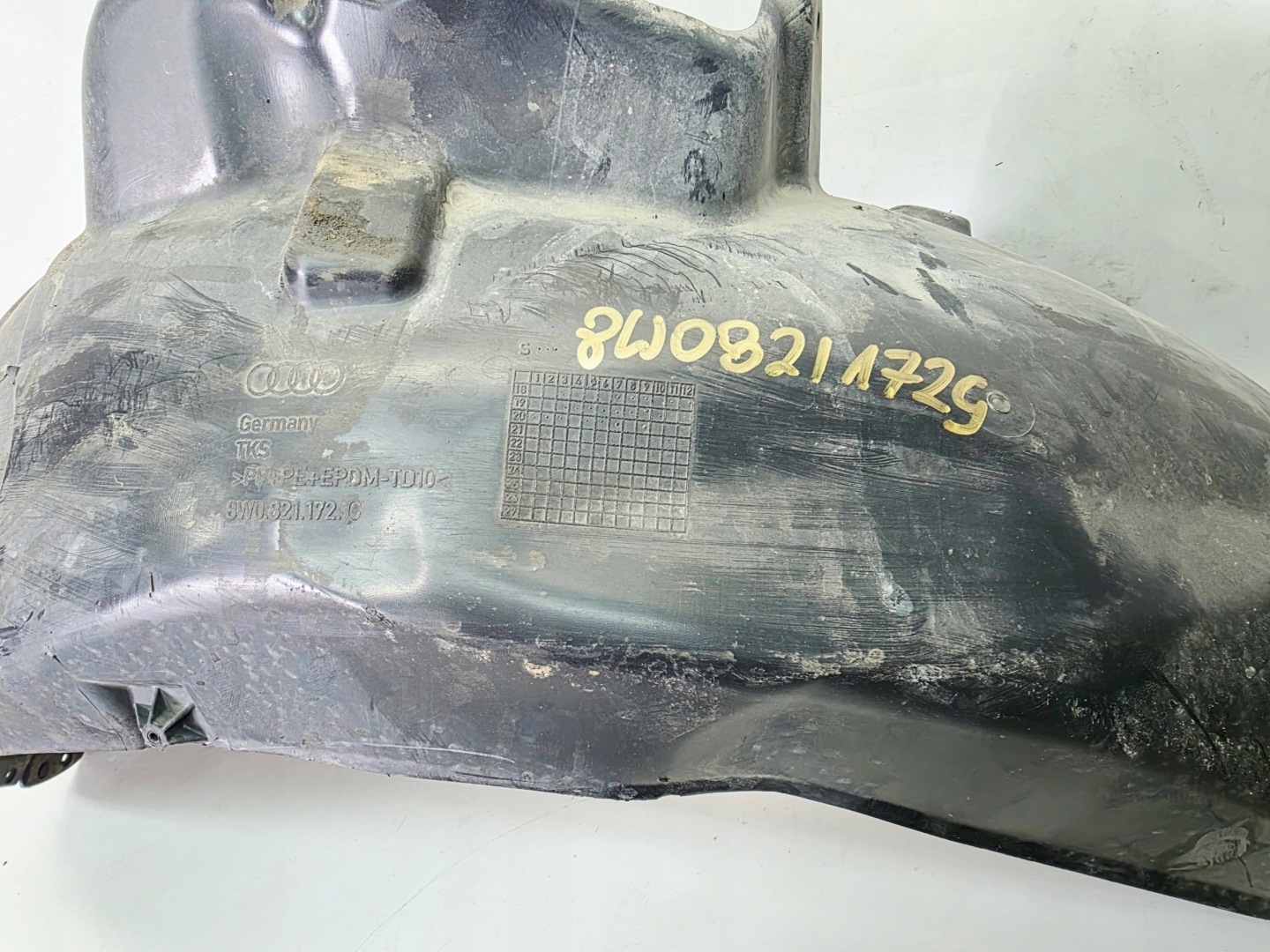 mudguard PLASTITOWE right front AUDI A4 B9 8W0821172G