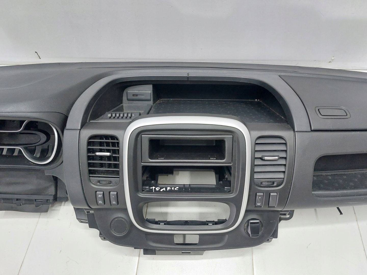 RENAULT TRAFIC III 14r> console dashboard instrument panel cockpit