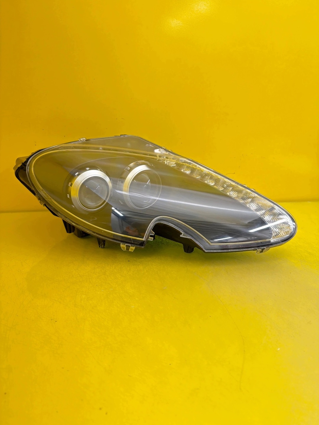 light right front Aston Martin Vantage Xenon 6G3313W029EE