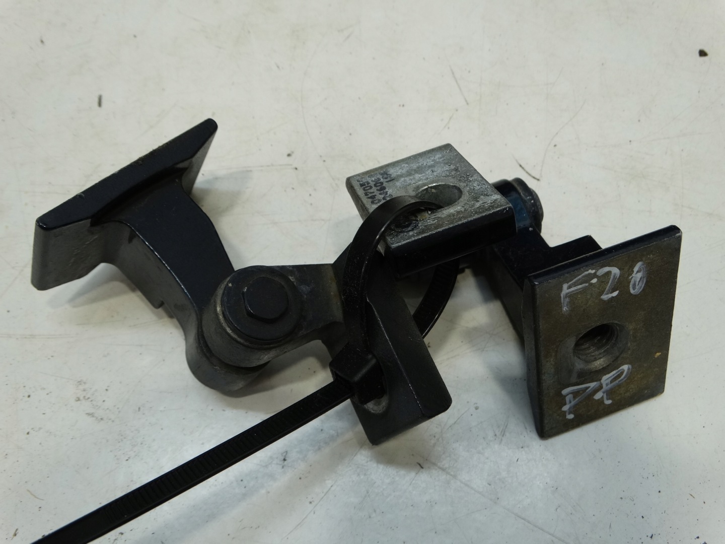 hinge door upper right front BMW 1 F20 2013R. 7246066