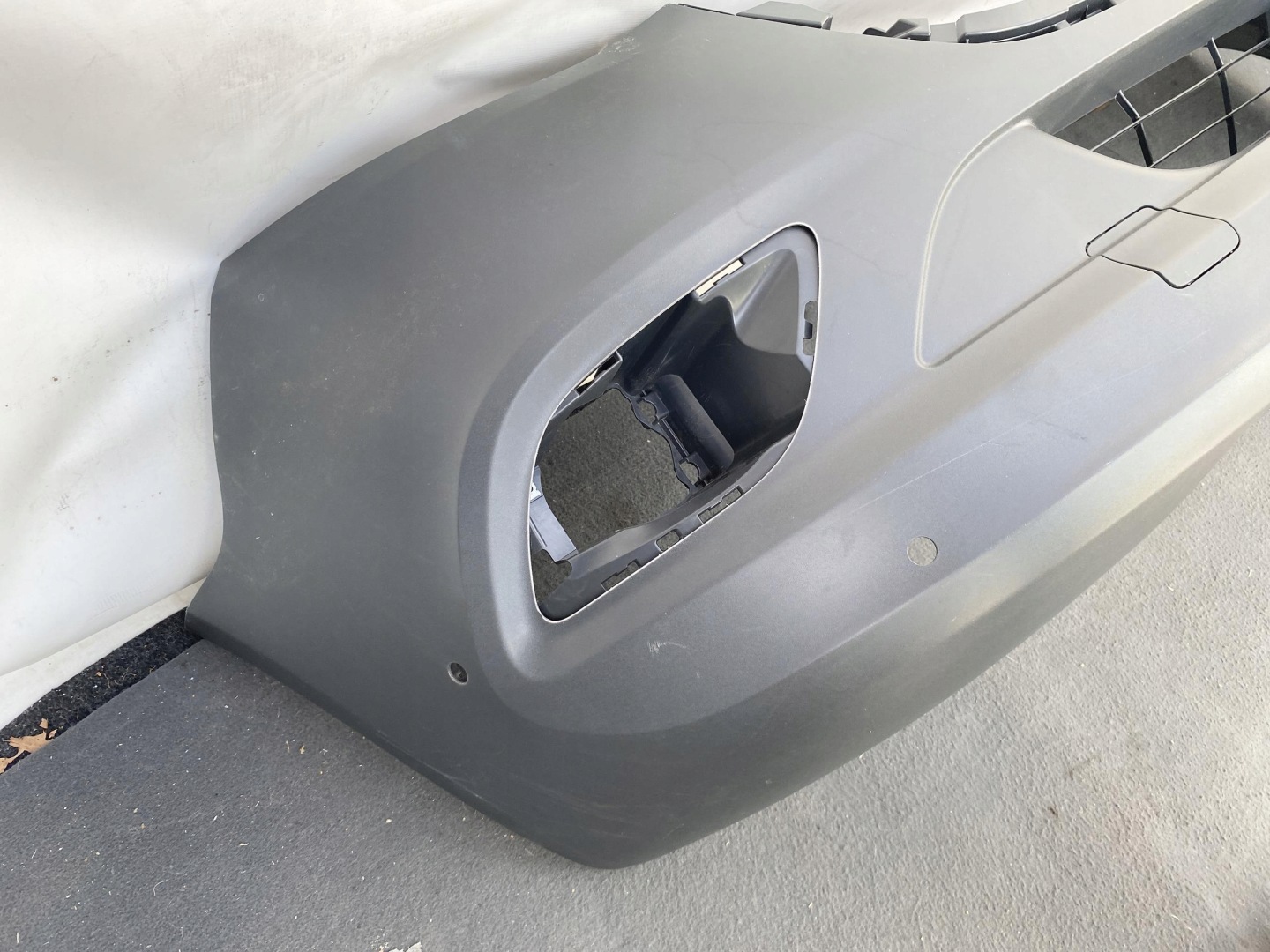 SPRINTER 907 910 17- front bumper original grey below fog lights and PDC