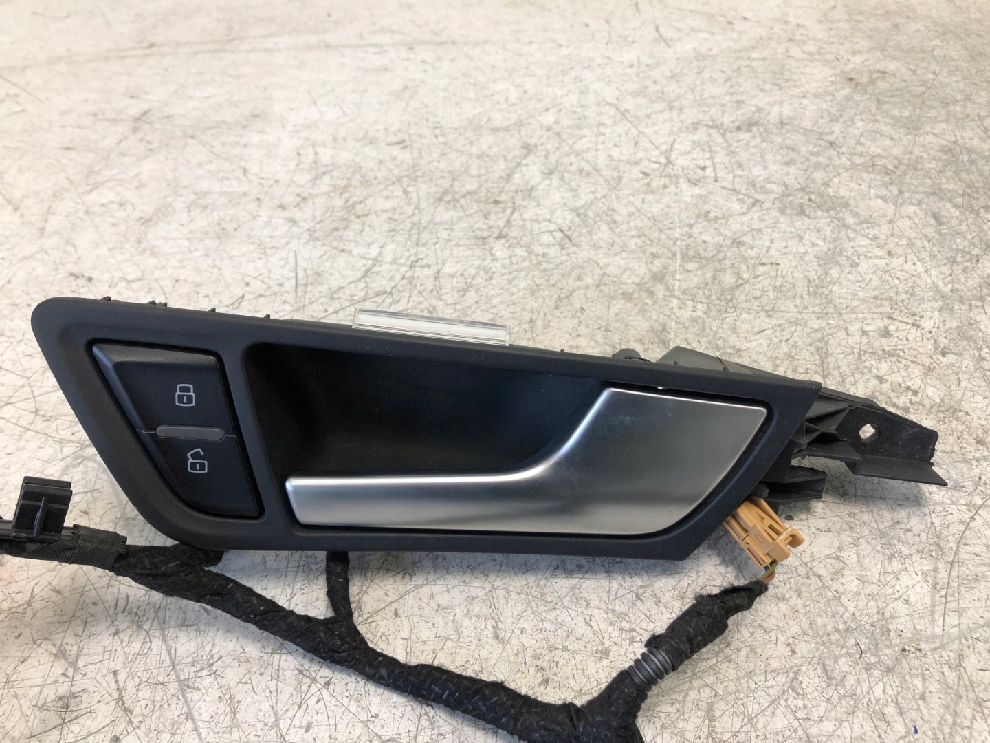 handle inner PODSWIETLENIE right front Q5
