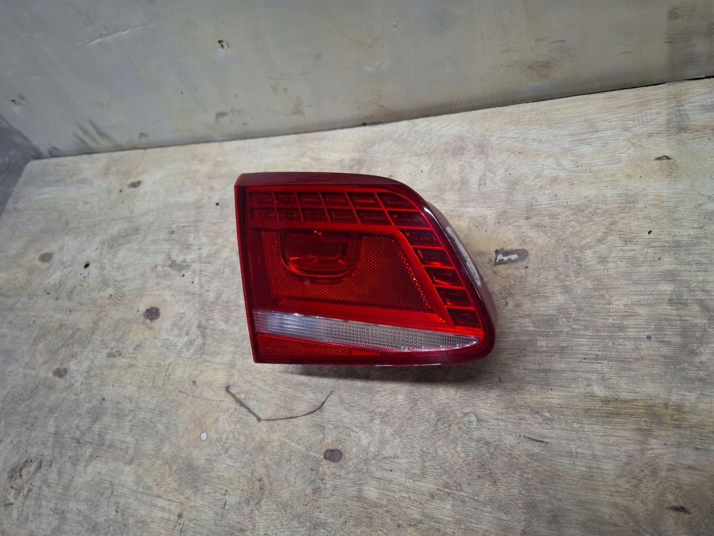 light rear to the bonnet left side Volkswagen Passat B7 2013 179551L