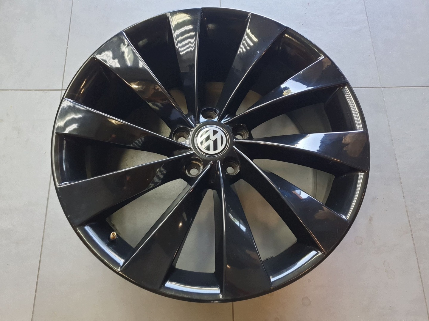 Volkswagen PASSAT CC disk 19 cierna YSM330 et45