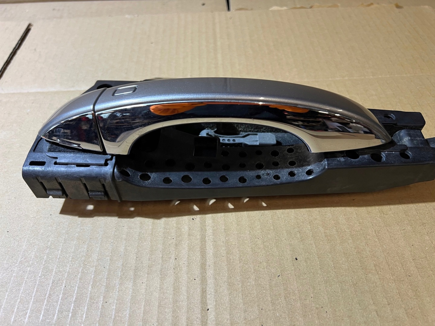 AUDI A8 D4 handle LY7G left rear part PODSWIETLENIE KEYLESS GO