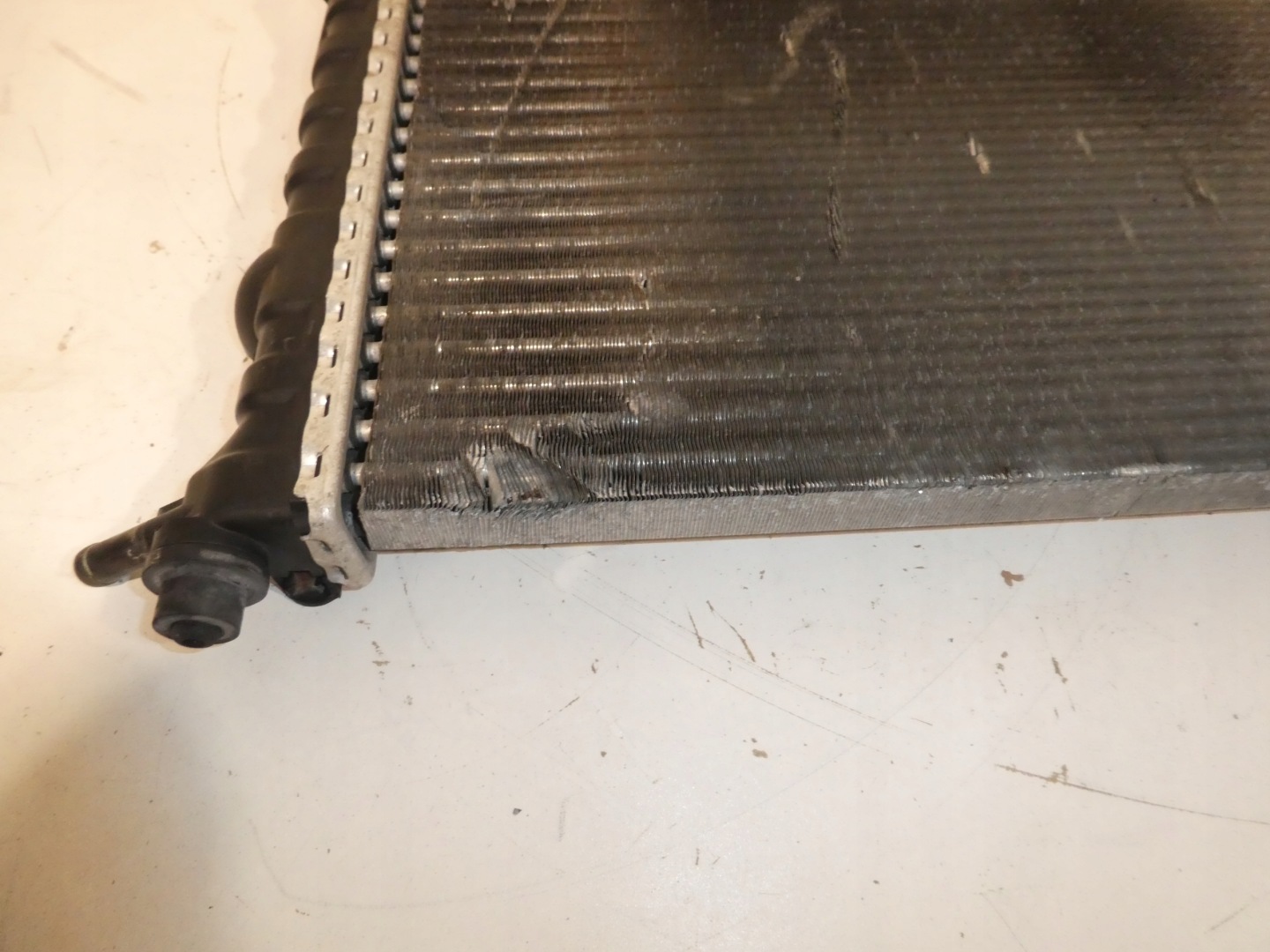 hűtő motor BEHR 35724 OPEL CORSA B