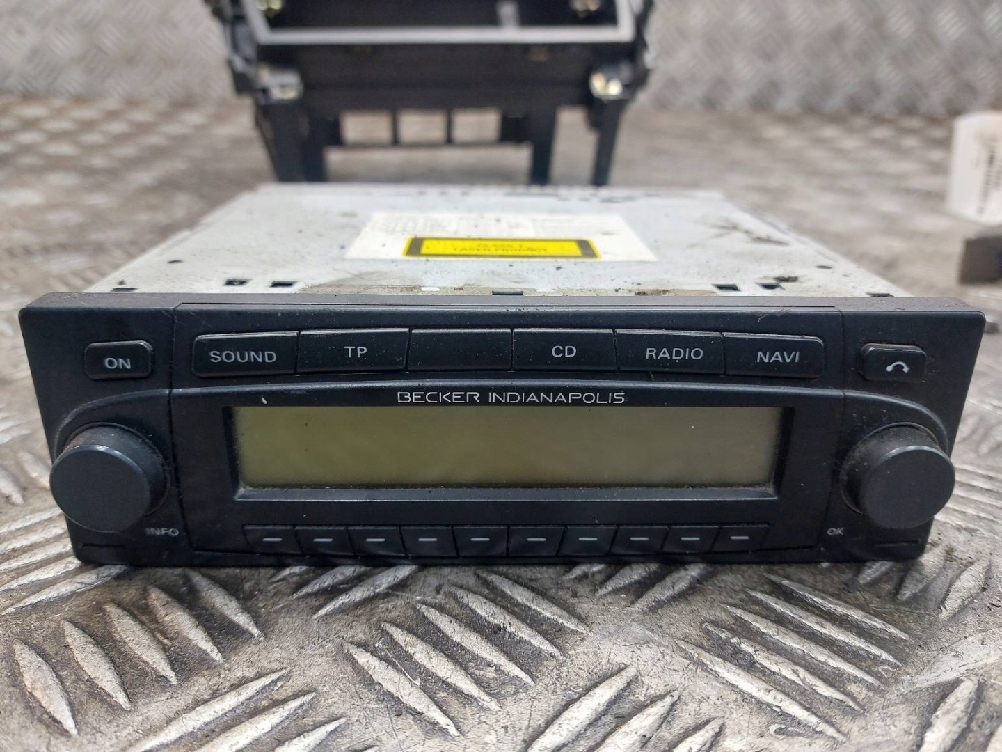 RADIO ODTWARZACZ frame AUDI A6 C5 4B0858005B BECKER INDIANAPOLIS