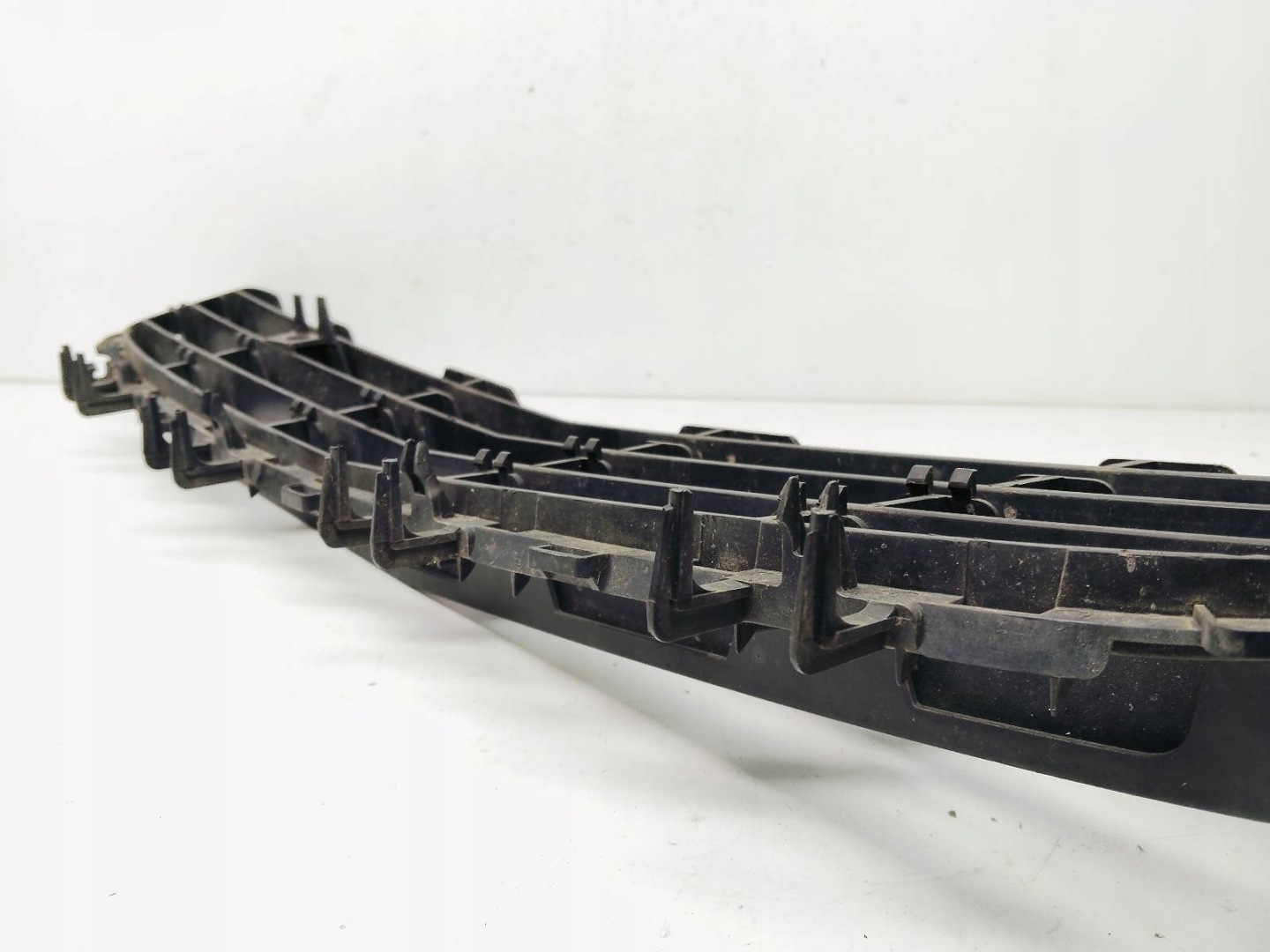 grid of a bumper front central Opel Astra H 1.9 CDTI 375768702