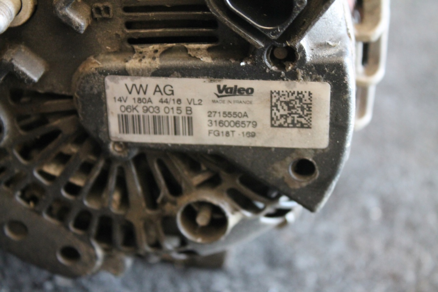 2276. alternator 06K903015B