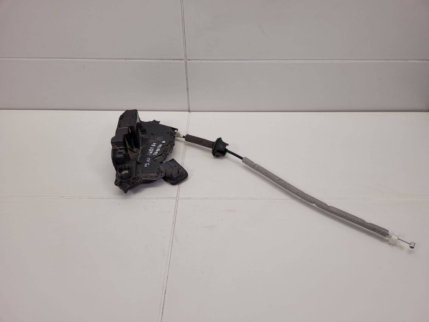 lock door front left side Audi A1 GB 2018 5TB837015C