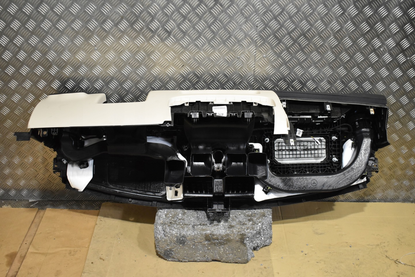 IDEALNA console dashboard MERCEDES GLB X247 1
