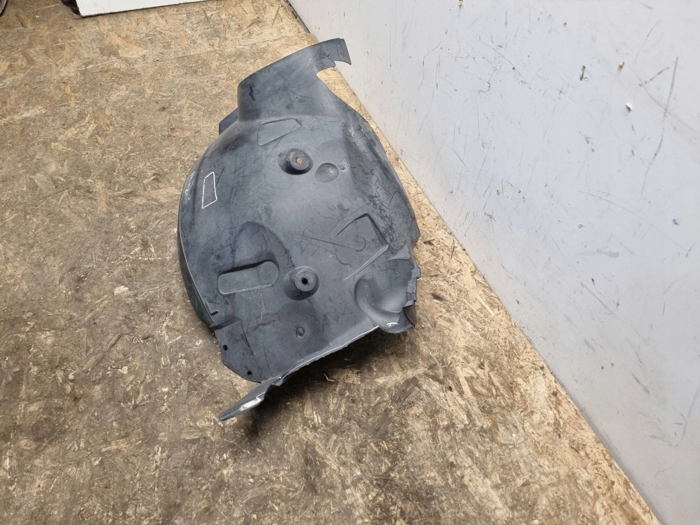 mudguard left front part rear A2098841122 MERCEDES W209