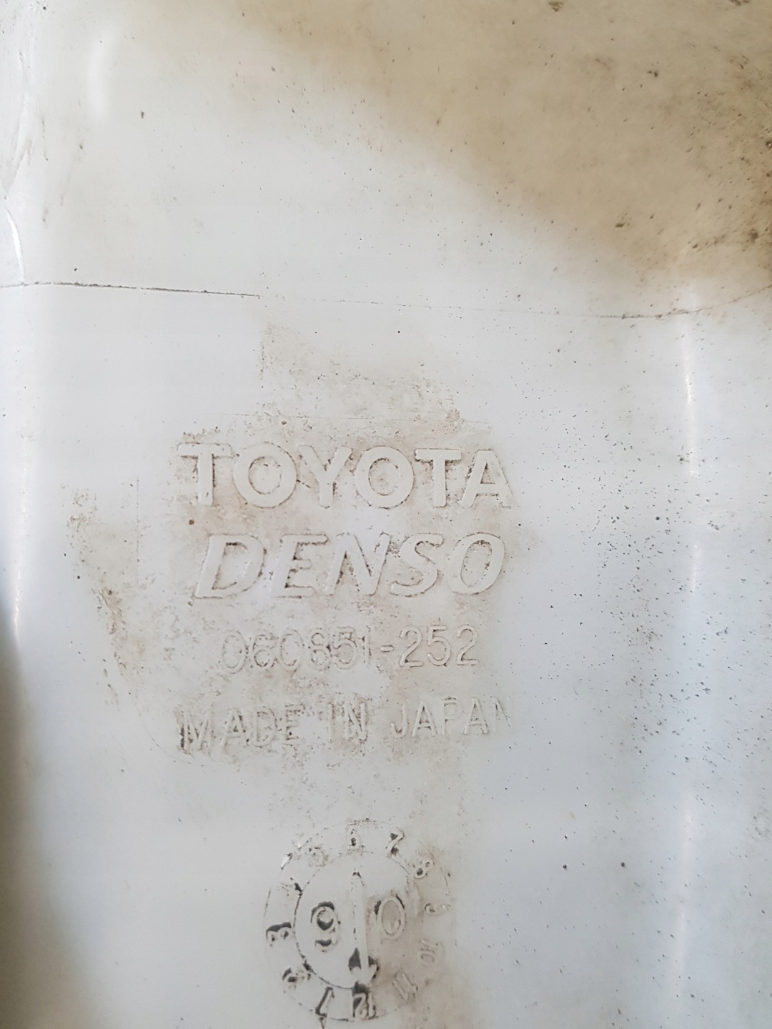 washer fluid tank TOYOTA AURIS 060851-252