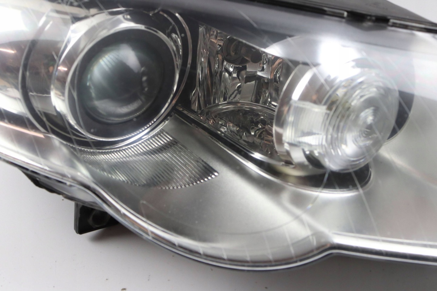 VW PASSAT B6 light front right front BI-XENON SKRETNA EUROPA 3C0941754G