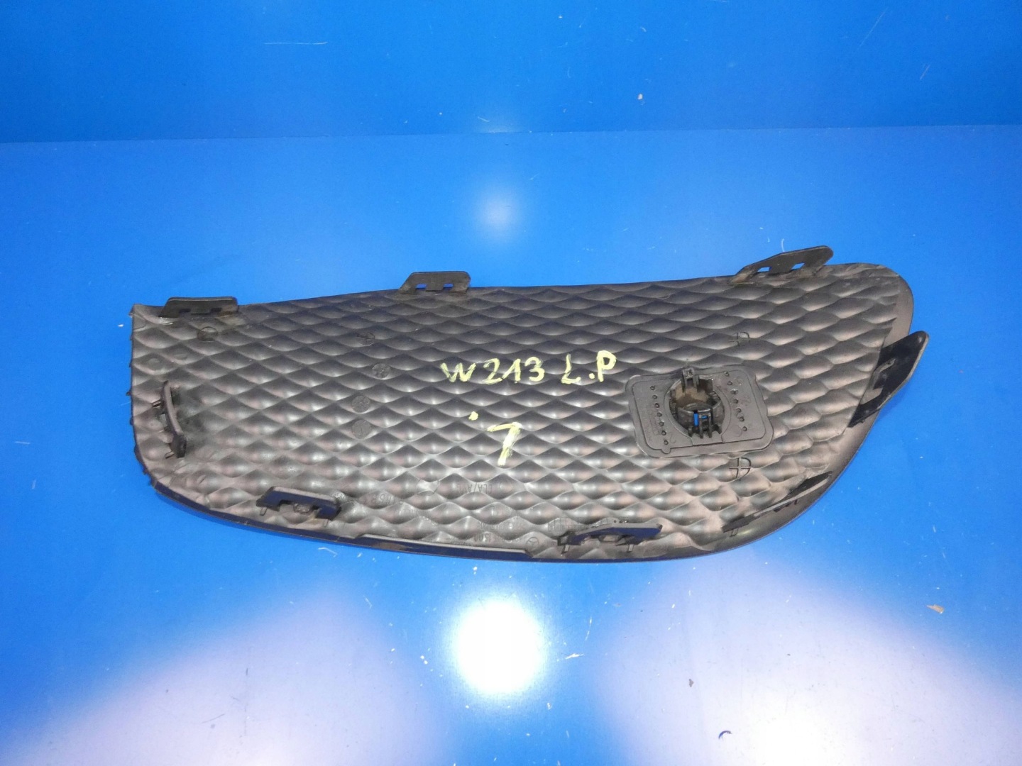 MERCEDES E KLASA W213 grid of a bumper left left front below PDC