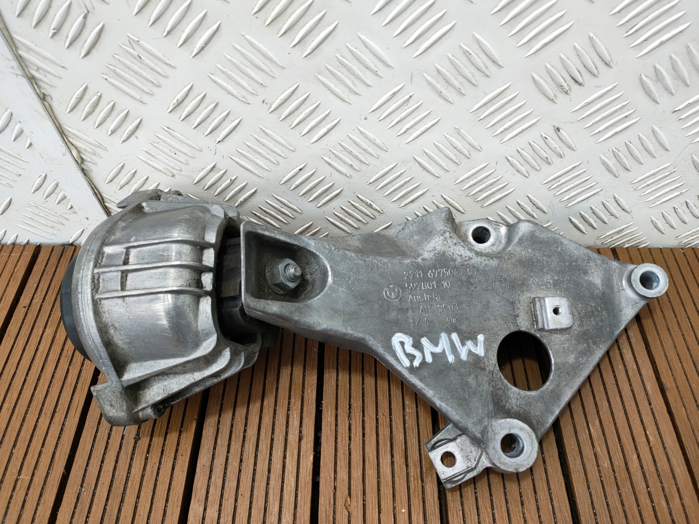 BMW E81 E82 E87 E88 04-11 2.0D N47 holder engine mount left 6775041-01 OE