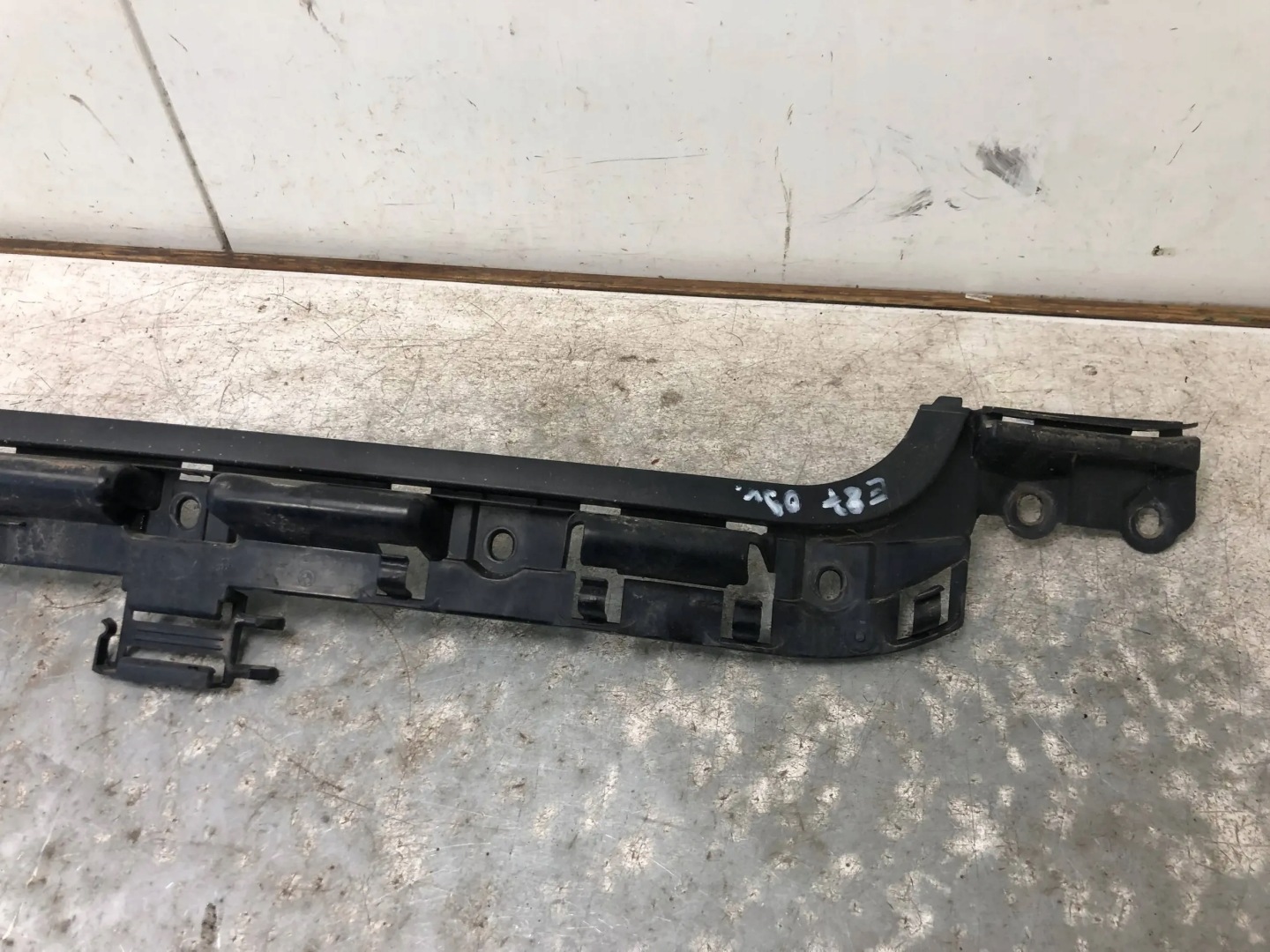 bumper bracket central rear part BMW E87 7058521