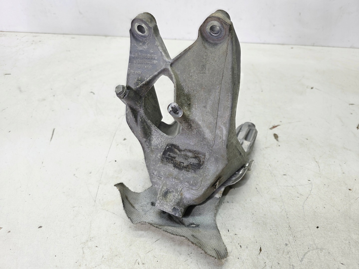 holder engine mount right AUDI A4 B9 A5 8W 2.0 TFSI 4M0199308BL