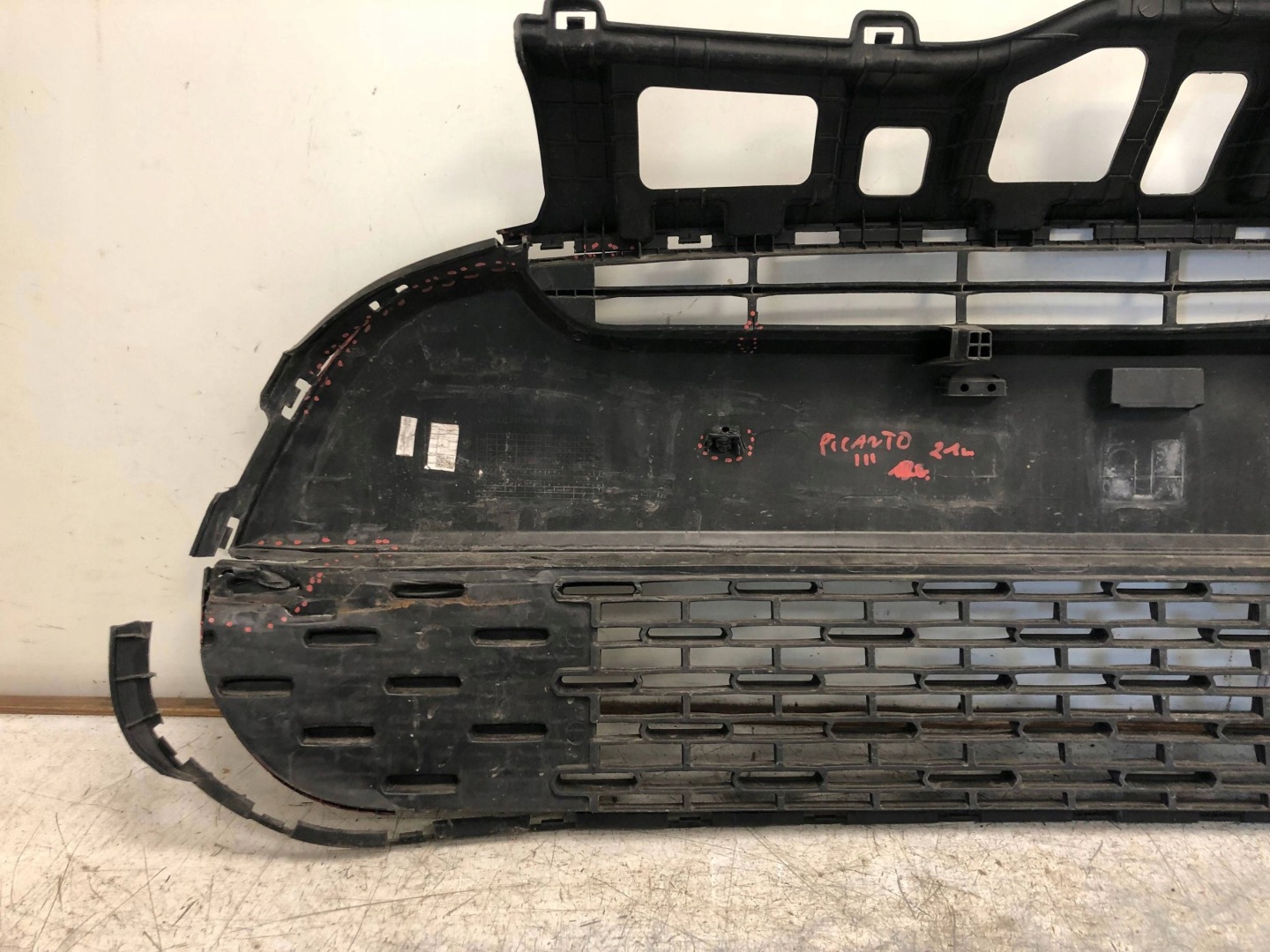 grid of a bumper front KIA PICANTO III 86560-G6000