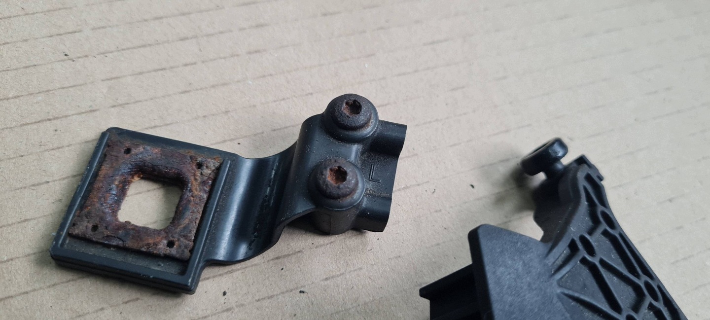 A5 8T LIFT bracket hook holder lights left front 1301330049 A4 B8 LIFT