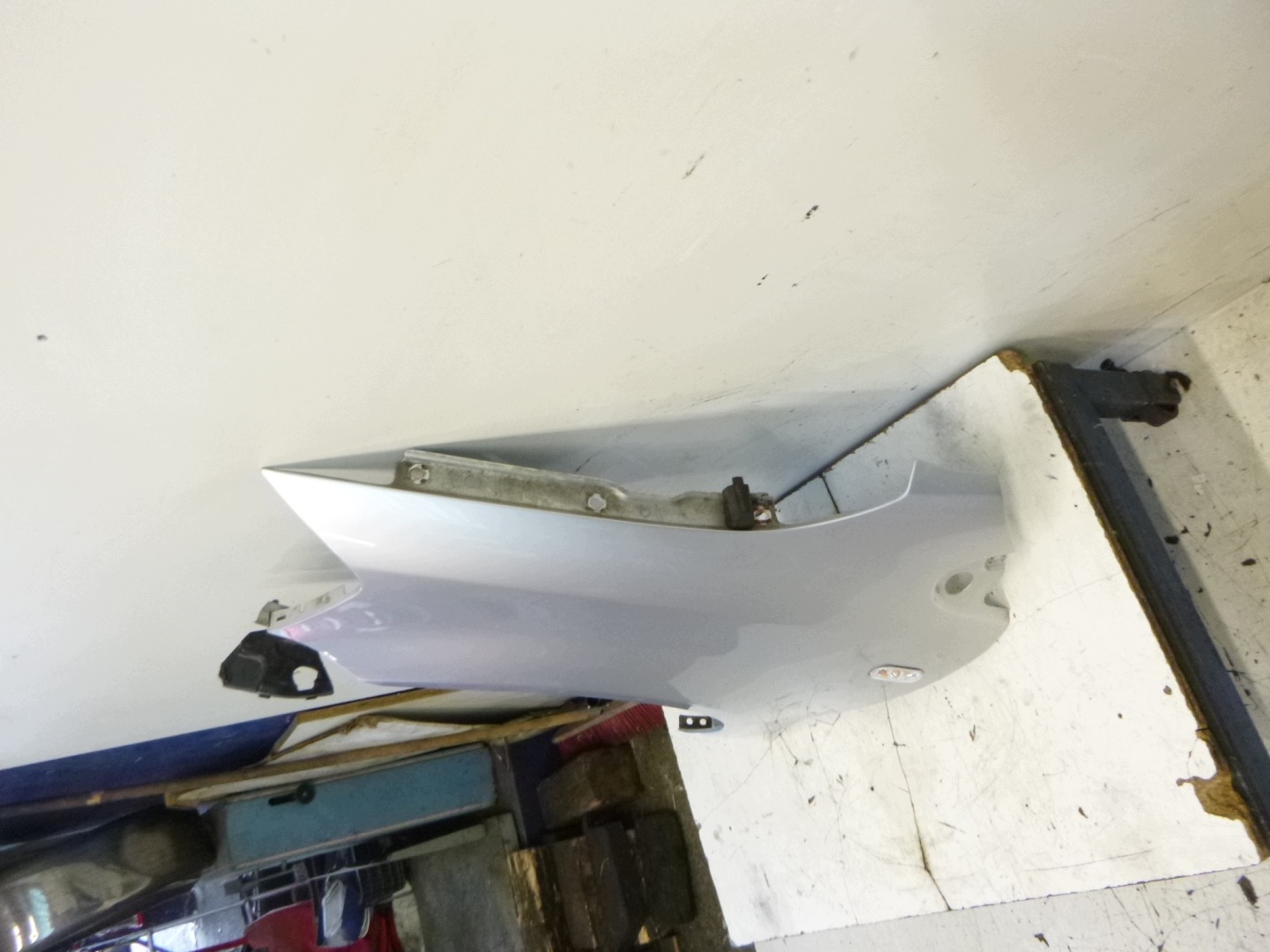 fender front left VW Fox 2005-2011 3D LA7W Srebrny