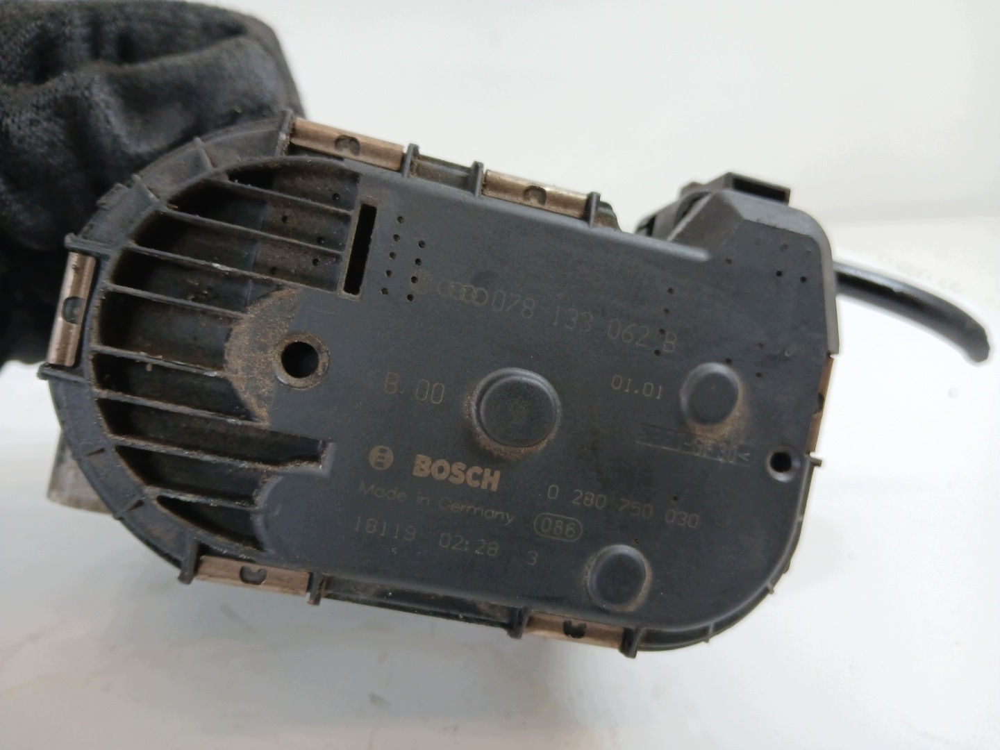 AUDI A6 C5 2.4 škrticí klapka 078133062B