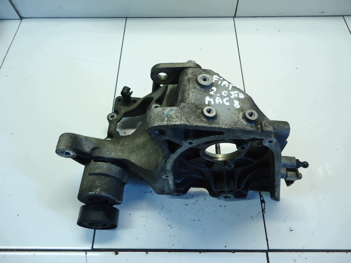 ALFA ROMEO GIULIETTA 2.0 JTD MULTIJET 940A5000 engine mount 55226627