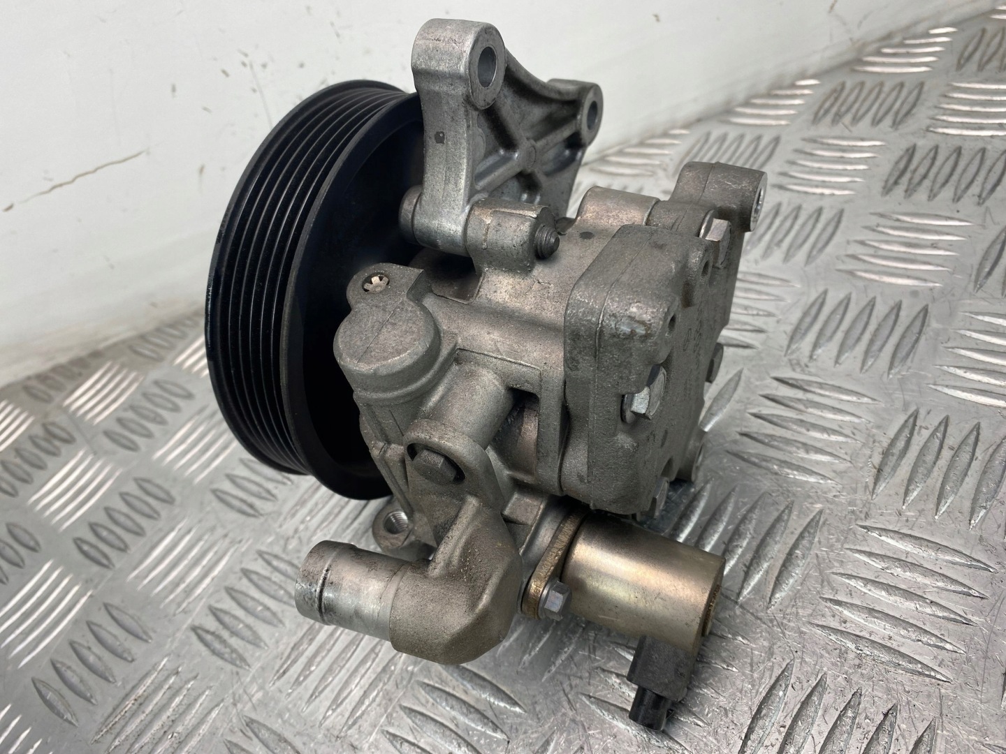 Mercedes C200 W204 1.8 CGI servo pump A0064666801